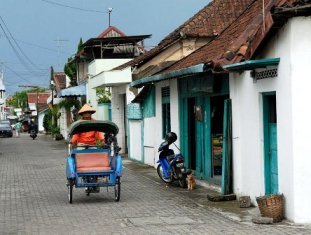 http://www.shajasa.com.my/travel/images/indonesia_solo_street.jpg